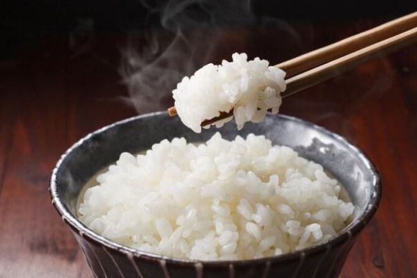 Bạn có thể thưởng thức cơm từ gạo ST25 với các món: trứng, thịt, cá, rau, ... đều rất hợp, ngon và bổ dưỡng.