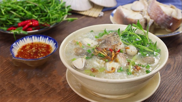 Sau khi cháo chín, cho ra tô và cho cá lóc lên, có thể ăn kèm với rau đắng tùy thích